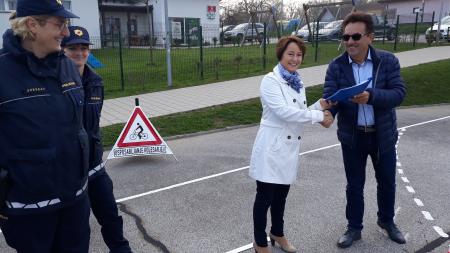 Predaja spretnostnega poligona učencem Osnovne šole Janeza Kuharja Razkrižje 1